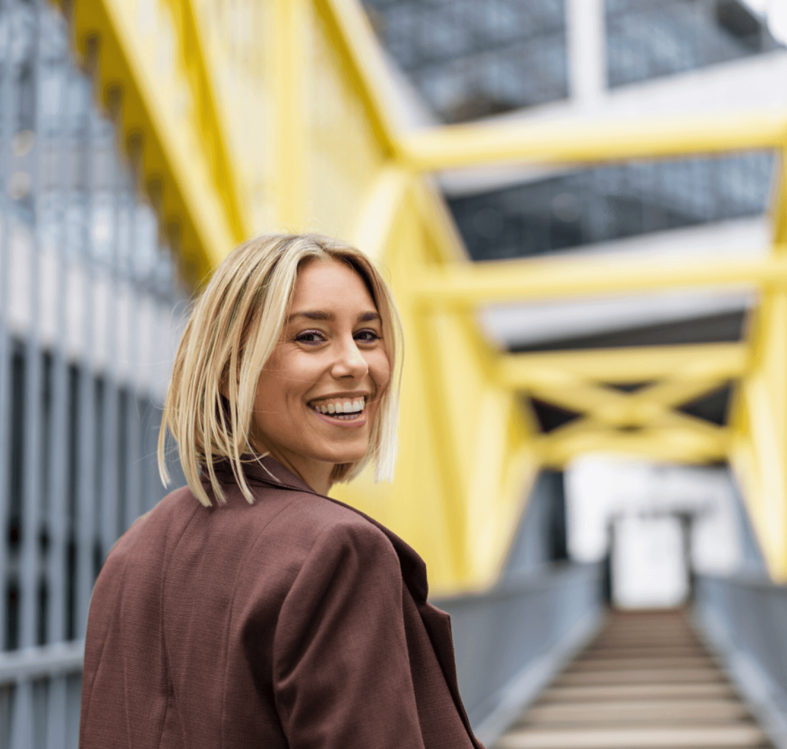 Frau Brücke gelb Lächeln