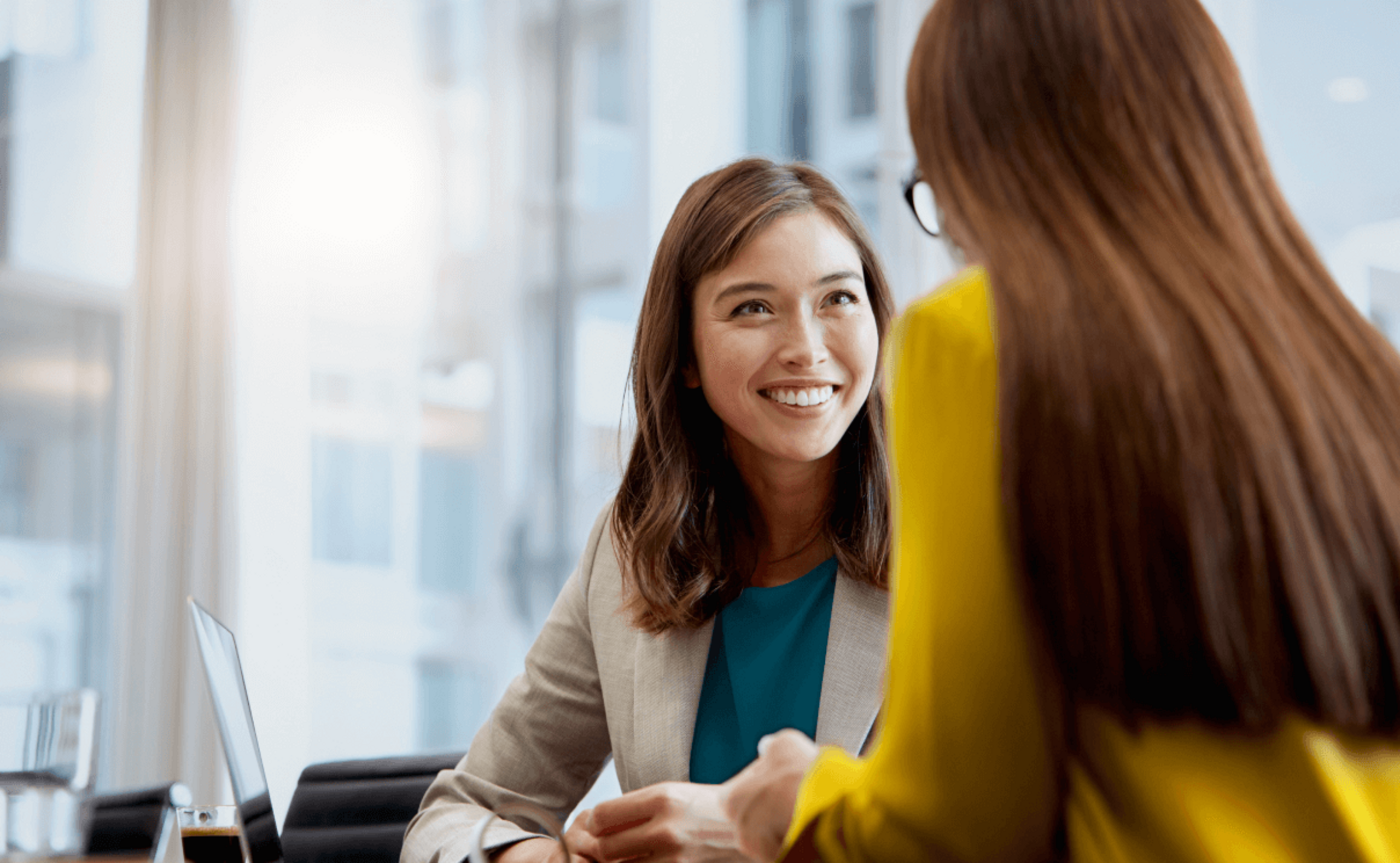 Job und Karriere zwei Frauen am Schreibtisch Laptop