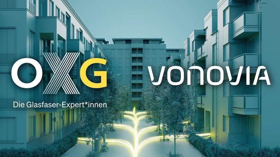 Visualisierung einer modernen Wohnanlage, im Mittelpunkt ein leuchtender, symbolischer Glasfaserverlauf durch den Innenhof. Darüber die Logos von OXG und VONOVIA.