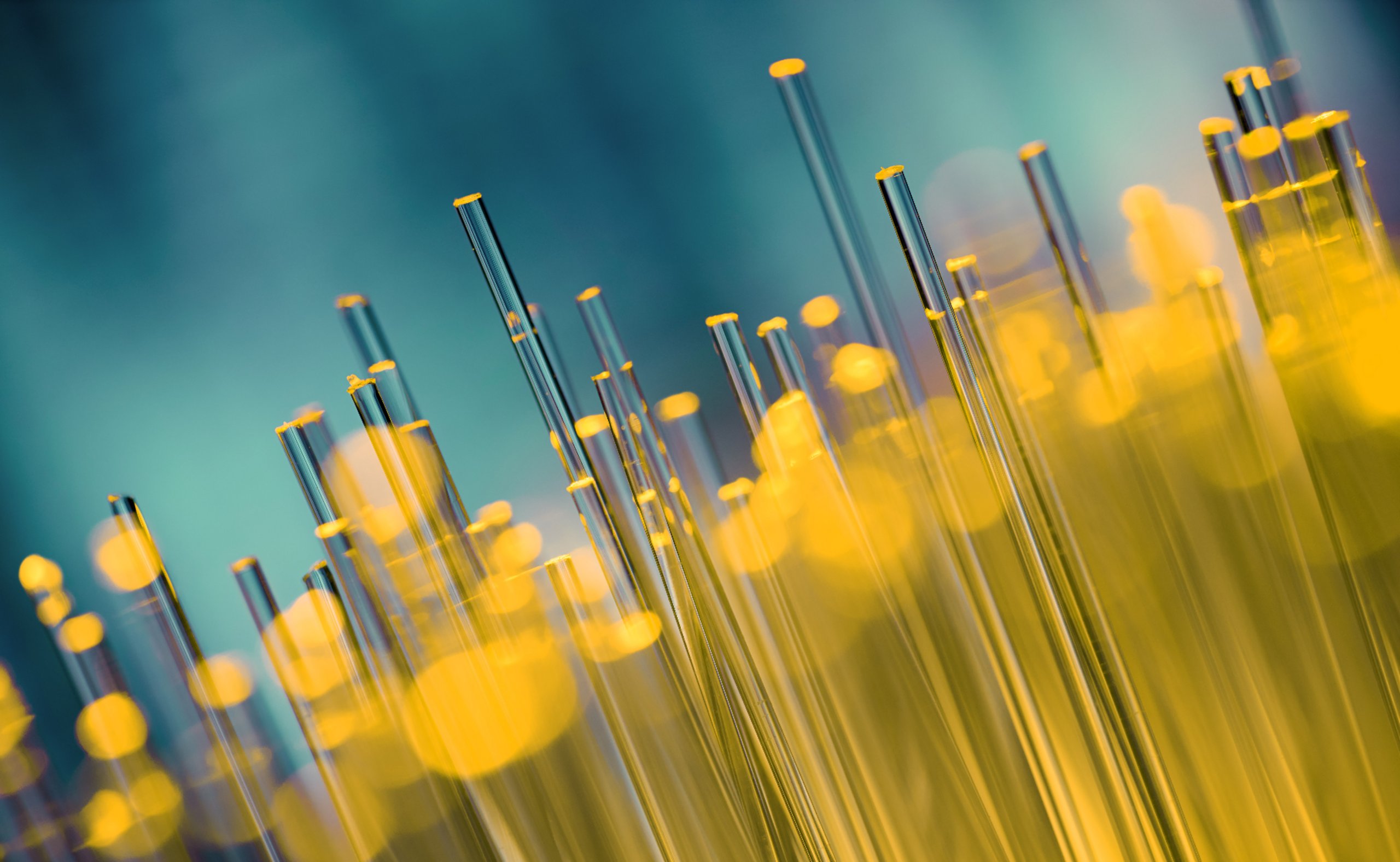 Glasfaser-Kabel in einem hochauflösenden, abstrakten Bild mit goldenen und klaren Bestandteilen, die Highspeed-Datenübertragung symbolisieren