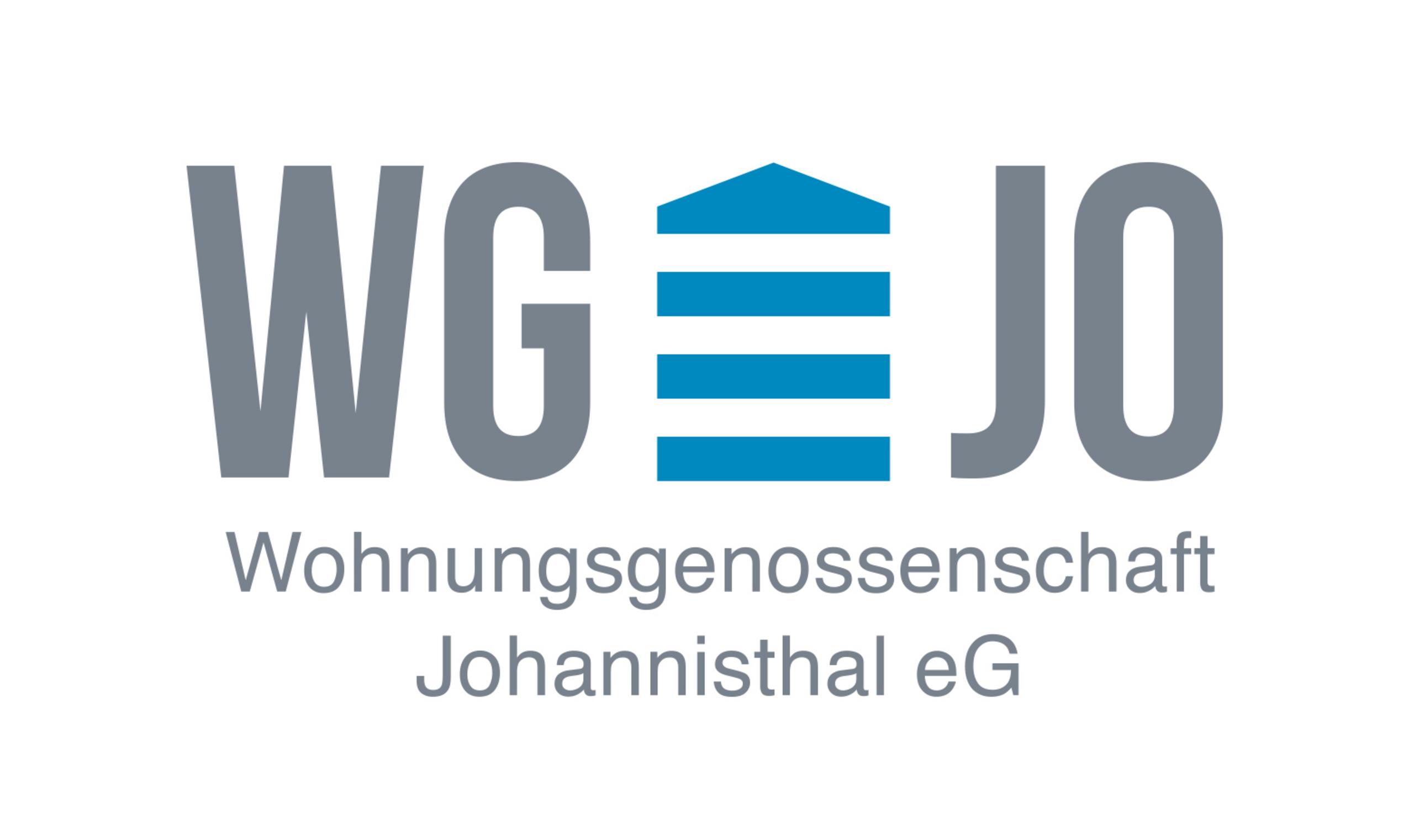 Logo der Wohnungsgenossenschaft Johannisthal eG: Graue Buchstaben „WG“ und „JO“ mit einem stilisierten blauen Haus mit vier Balken als „E“ dazwischen, darunter der Schriftzug „Wohnungsgenossenschaft Johannisthal eG“.