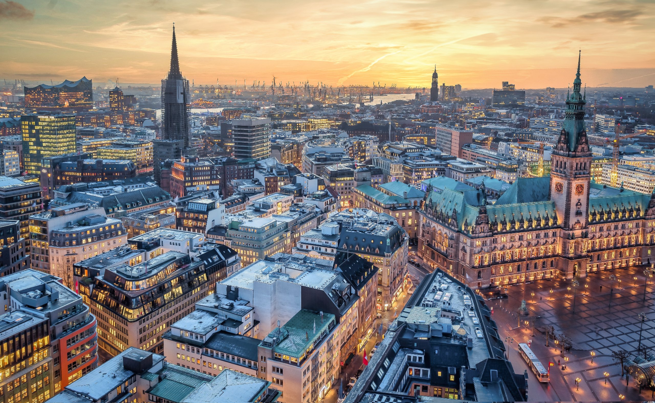 Panoramablick auf die Innenstadt von Hamburg mit modernen und historischen Gebäuden bei Sonnenuntergang