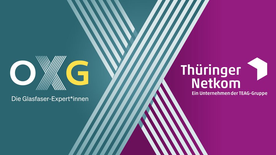 Logo und Schriftzug der Unternehmen OXT und Thüringer Netkom auf buntem Hintergrund mit diagonalen Linien