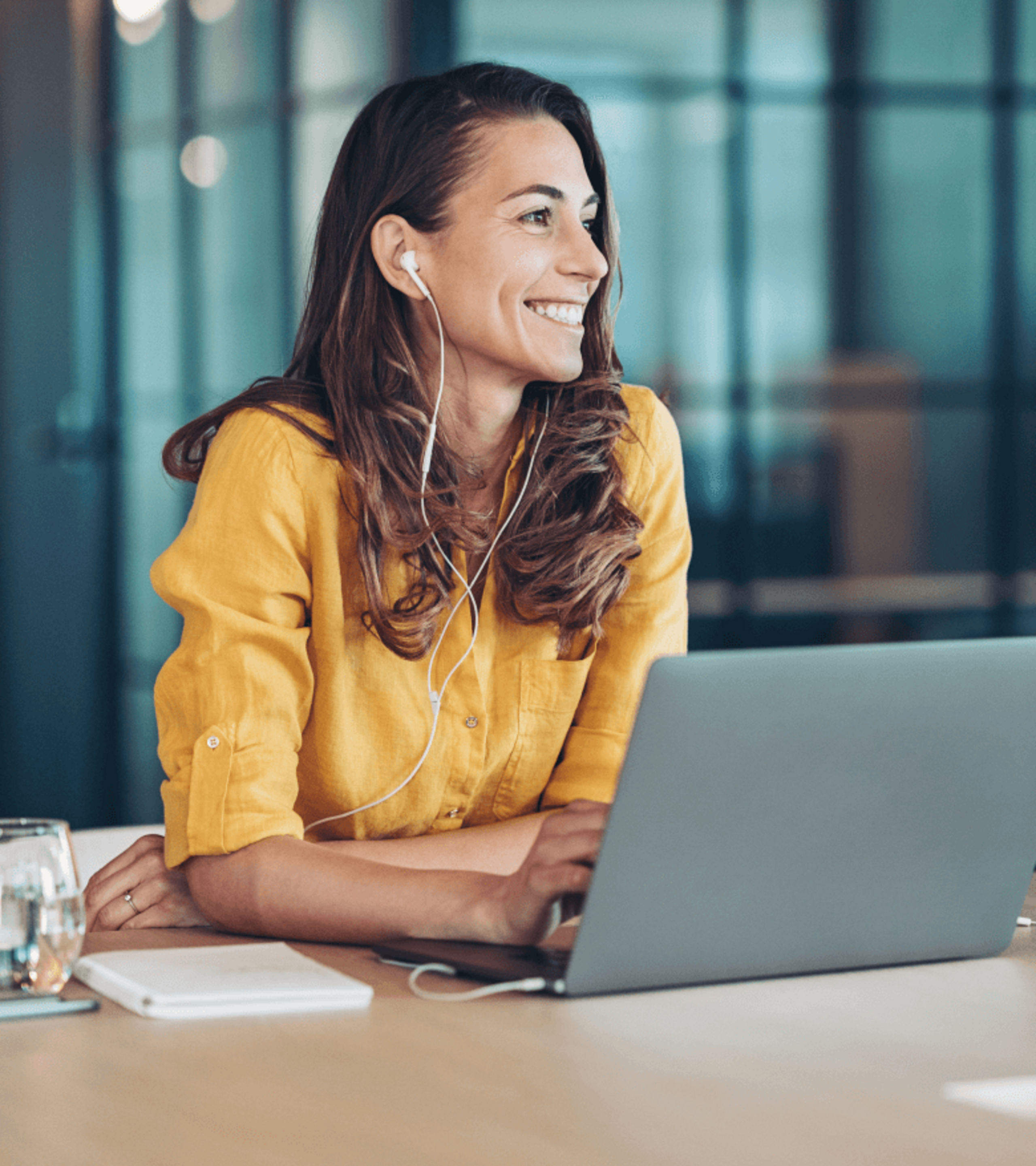 Frau mit Laptop am Arbeitsplatz