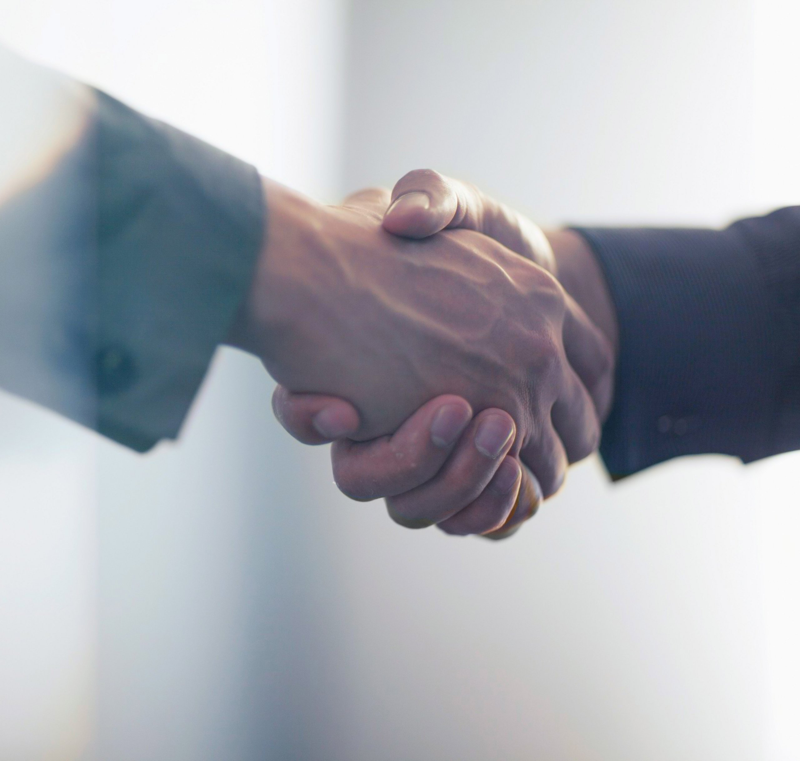 Händeschütteln zur Bestätigung einer Partnerschaft oder Kooperation