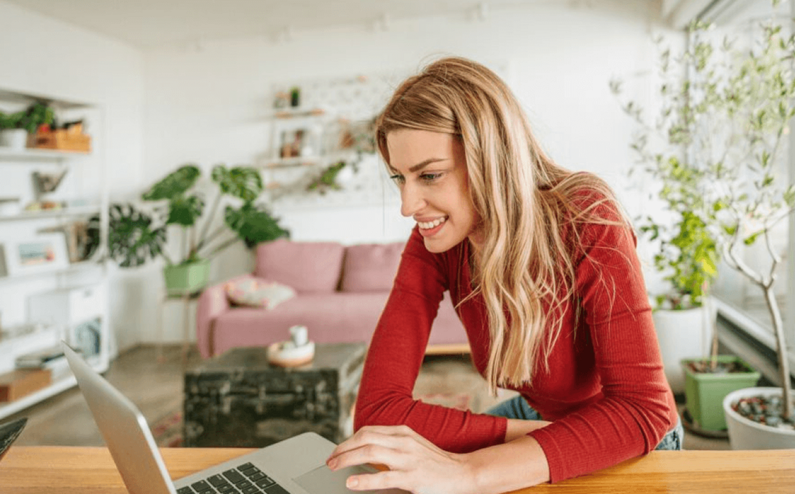 Frau Wohnung Couch Laptop