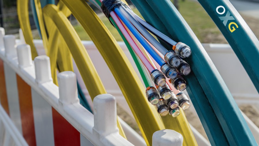 Bunte Rohre in verschiedenen Farben mit Anschlussstücken, die überschnitten angeordnet sind.
