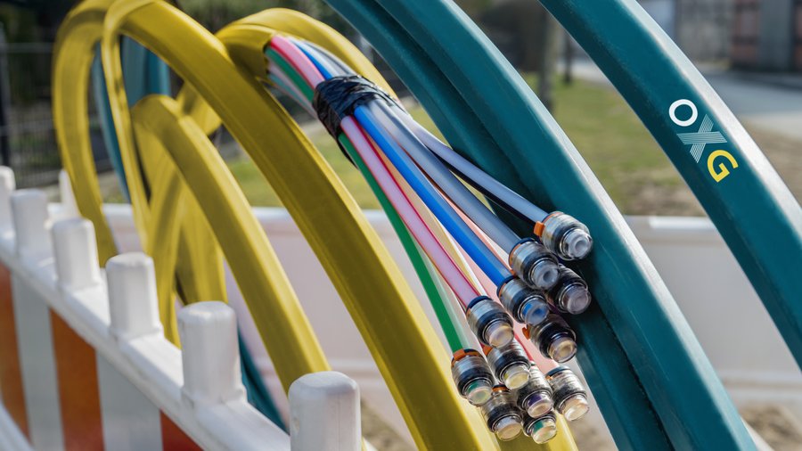 Bunte Rohre in verschiedenen Farben mit Anschlussstücken, die überschnitten angeordnet sind.