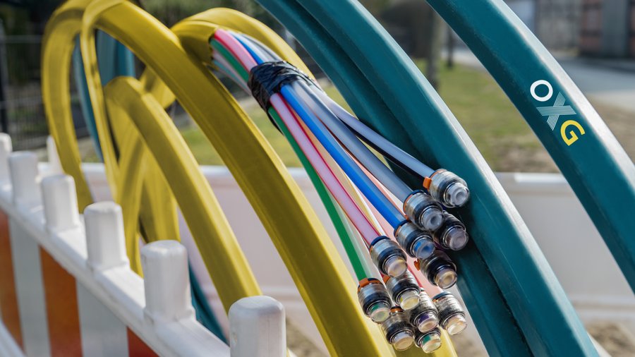 Bunte Rohre in verschiedenen Farben mit Anschlussstücken, die überschnitten angeordnet sind.