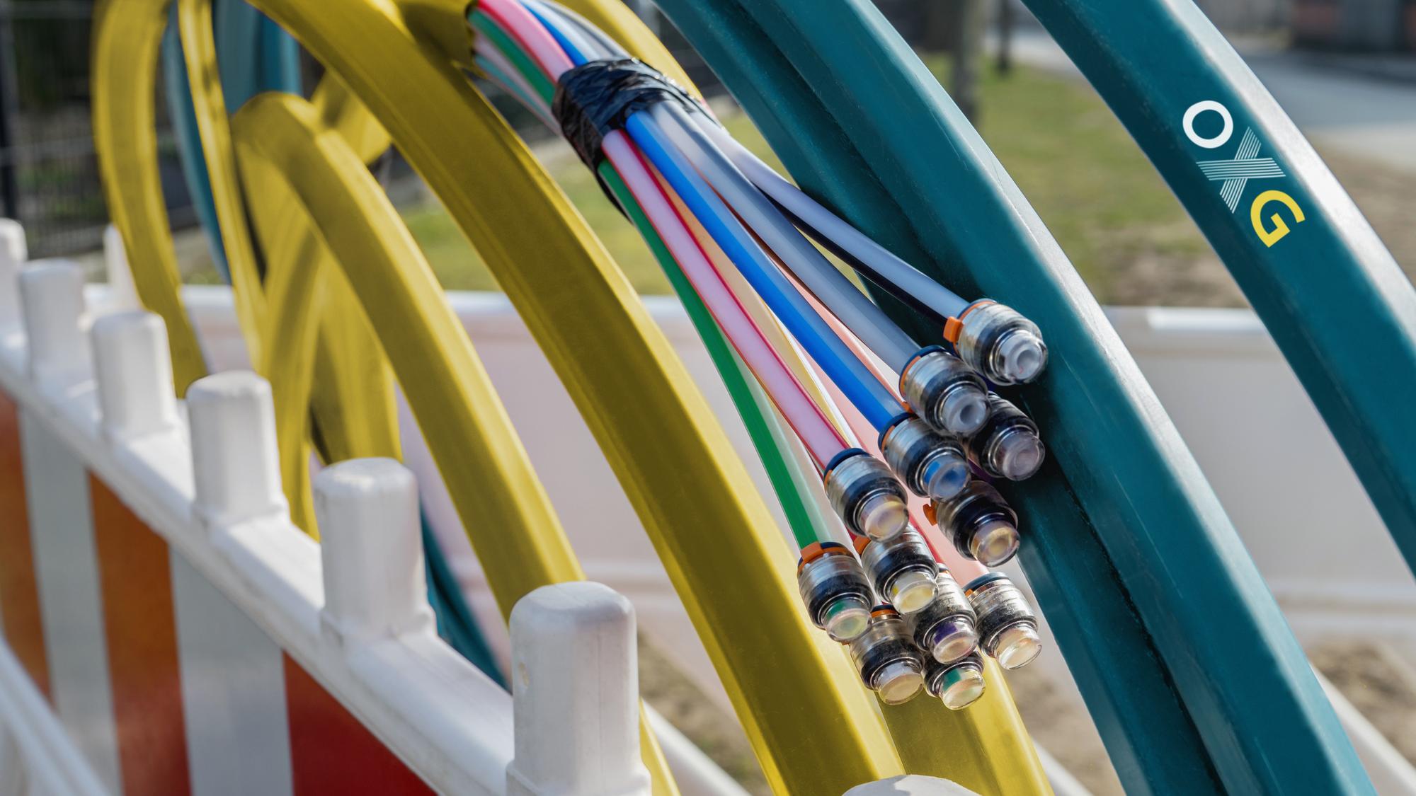 Bunte Rohre in verschiedenen Farben mit Anschlussstücken, die überschnitten angeordnet sind.