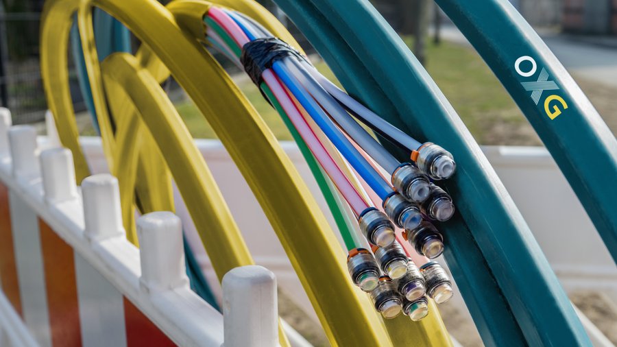 Bunte Rohre in verschiedenen Farben mit Anschlussstücken, die überschnitten angeordnet sind.