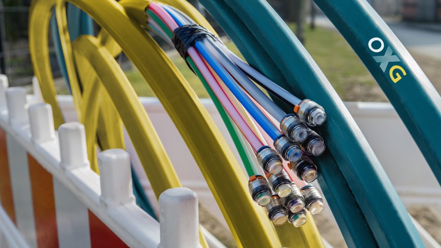 Bunte Rohre in verschiedenen Farben mit Anschlussstücken, die überschnitten angeordnet sind.
