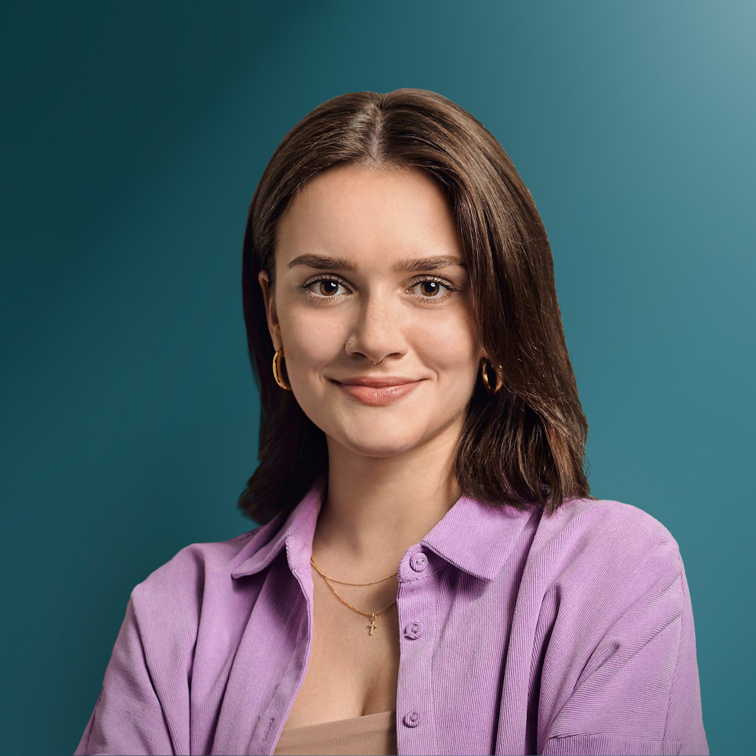Solution Managerin bei OXG, lächelt in die Kamera, während sie in einem lila Hemd posiert