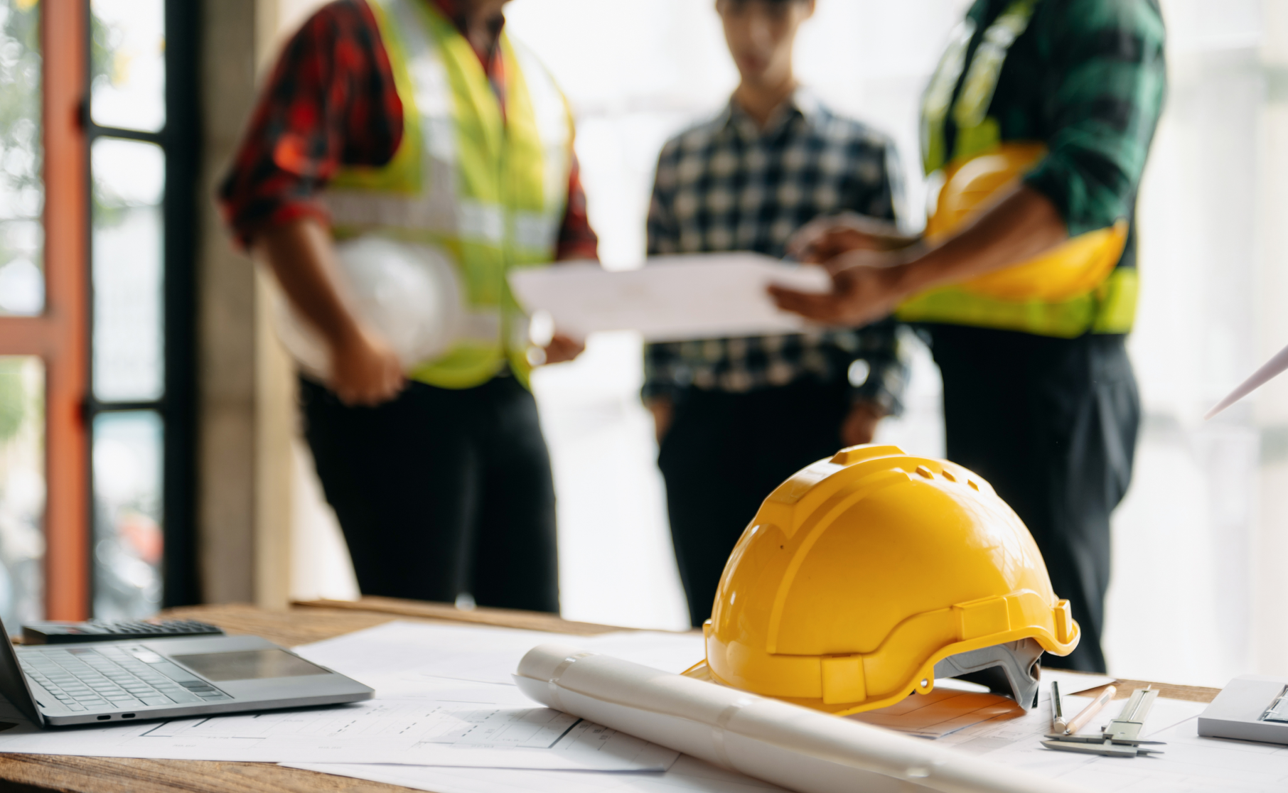 OXG Glasfaserausbau für Kommunen Meeting 3 Arbeitende auf der Baustelle